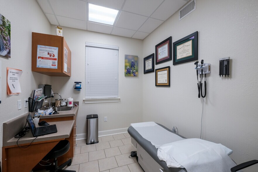 More Photos Of 203 Hwy 87 N, Comfort Office For Lease