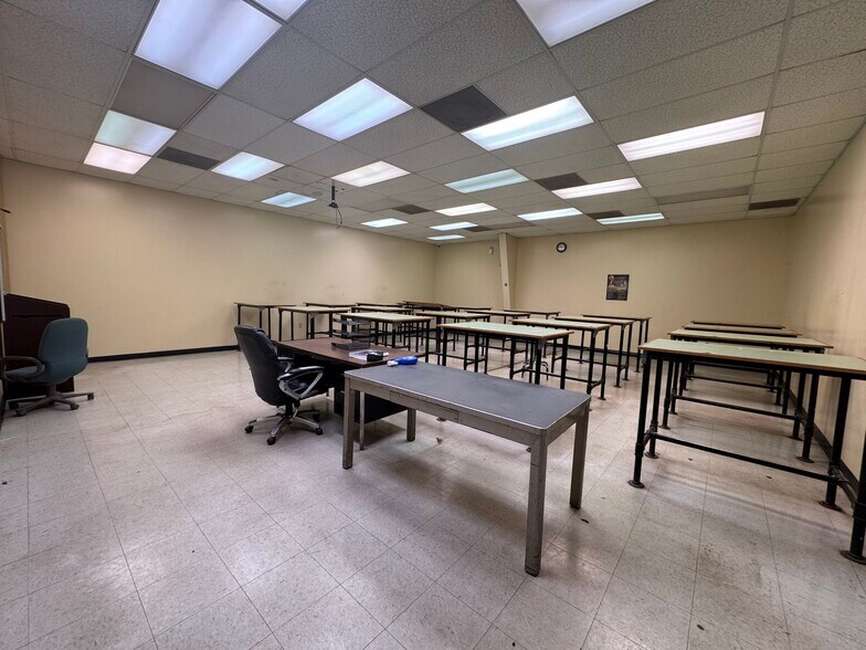 More Photos Of 575 SW Fair Dr, Atlanta Unknown For Lease