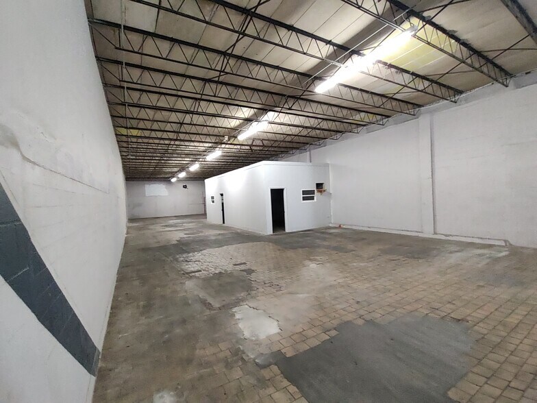 More Photos Of 2700 23rd St N, Saint Petersburg Warehouse For Lease