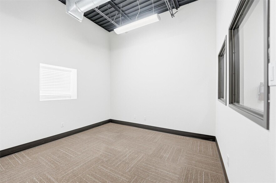 More Photos Of 1301 E Weatherford St, Fort Worth Showroom For Sale