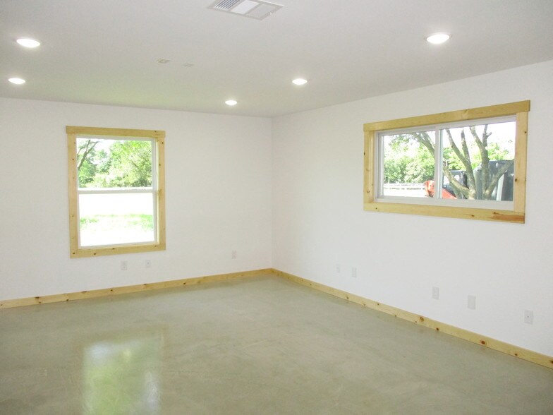More Photos Of 12724 Lowden Ln, Manchaca Office Residential For Lease