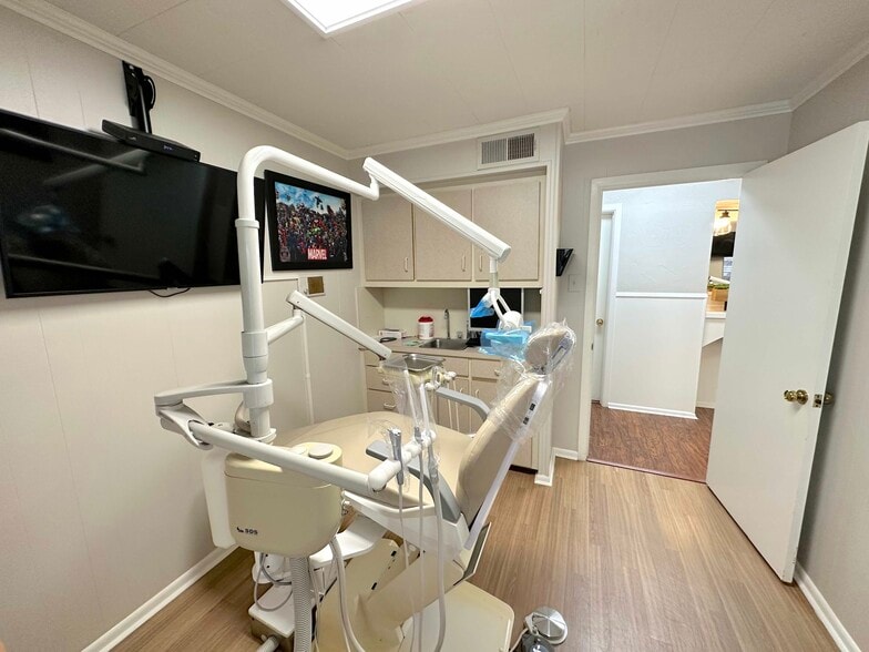 More Photos Of 2221 W Walnut St, Garland Medical For Sale