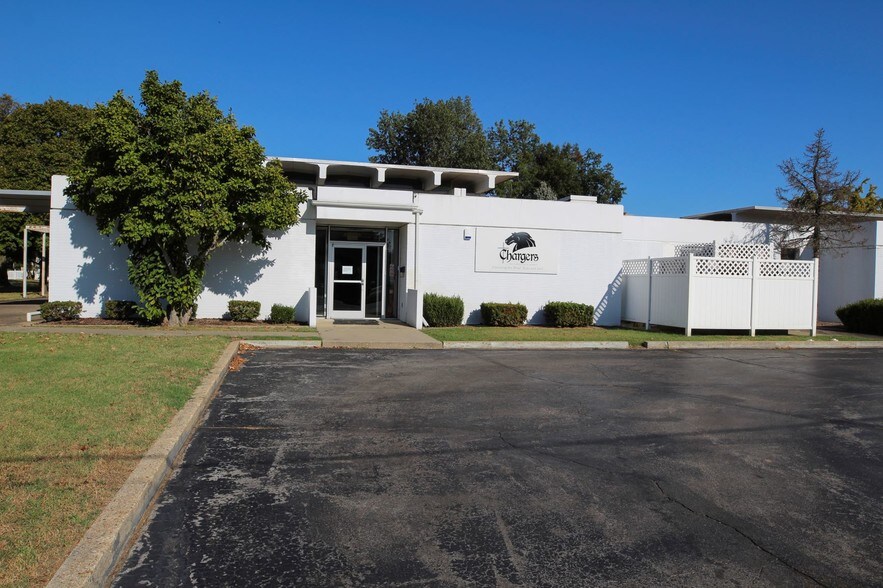 More Photos Of 210 S Kingshighway St, Sikeston Schools For Lease