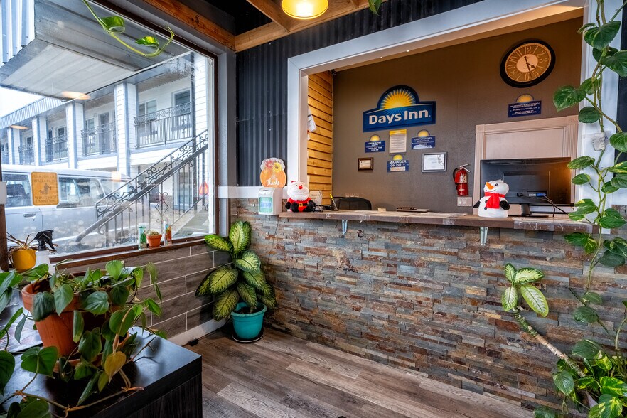 More Photos Of 577 W Monroe St, Burns Hotel For Sale