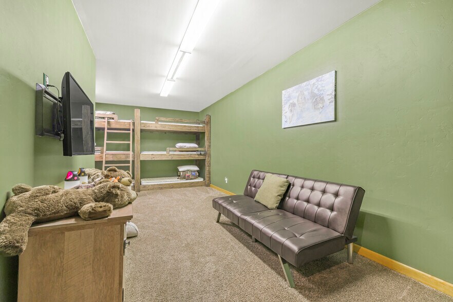 More Photos Of 1665 Whisper Ridge Rd, Ashton Hotel For Sale