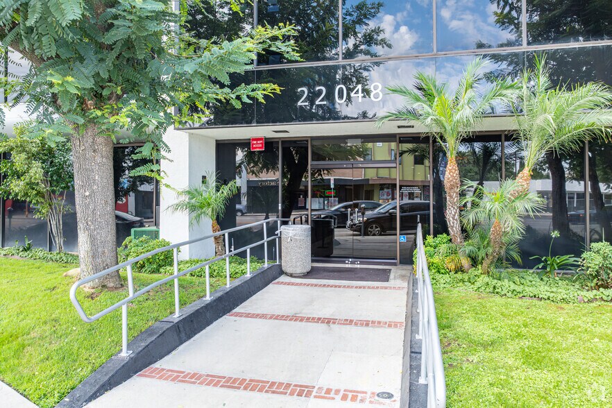 More Photos Of 22048 Sherman Way, Canoga Park Office For Lease
