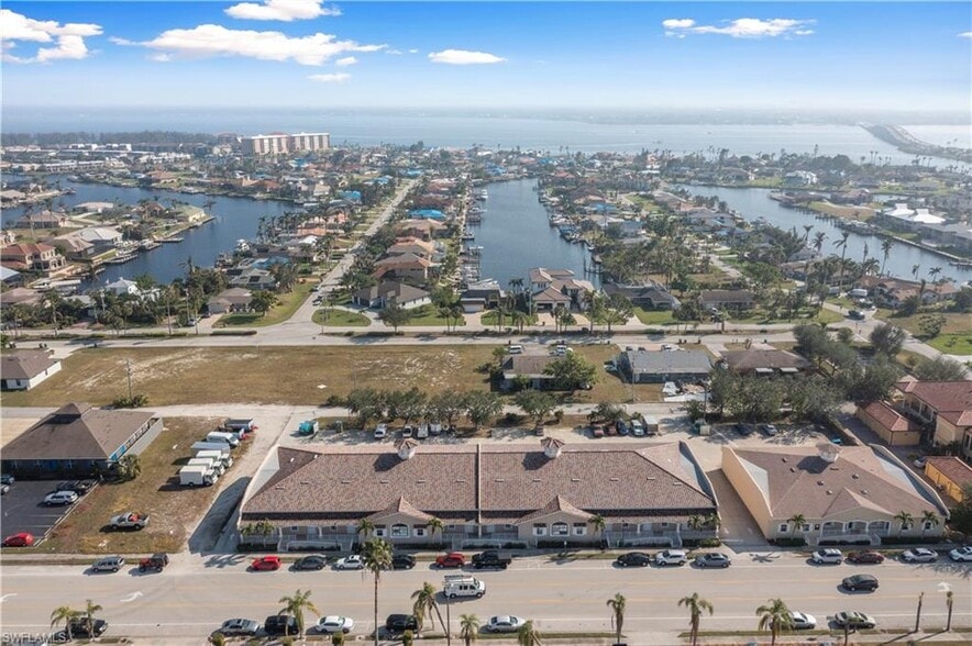 More Photos Of 4519 SE 16th Pl, Cape Coral Light Distribution For Sale