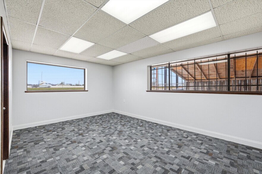 More Photos Of 473-475 S McLennan Dr, Elm Mott Showroom For Lease