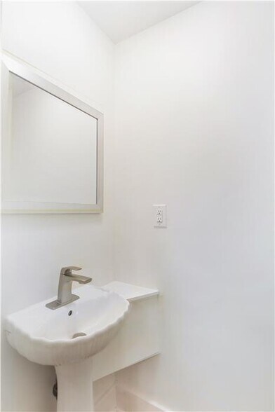 More Photos Of 41-45 N Market St, Frederick Storefront Retail Office For Lease