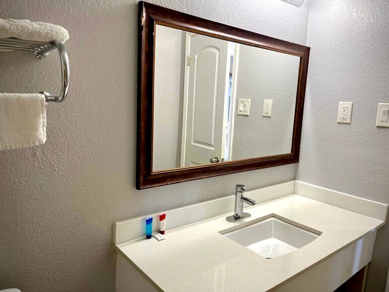 More Photos Of 4300 American Way, Memphis Hospitality For Sale