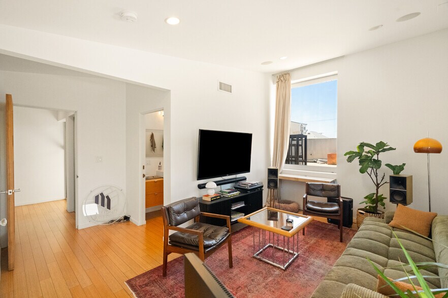 More Photos Of 120 Mildred Ave, Venice Loft Creative Space For Sale