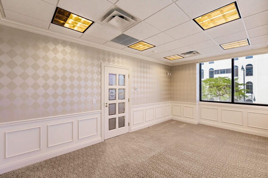 More Photos Of 2080 Ringling Blvd, Sarasota Office For Lease