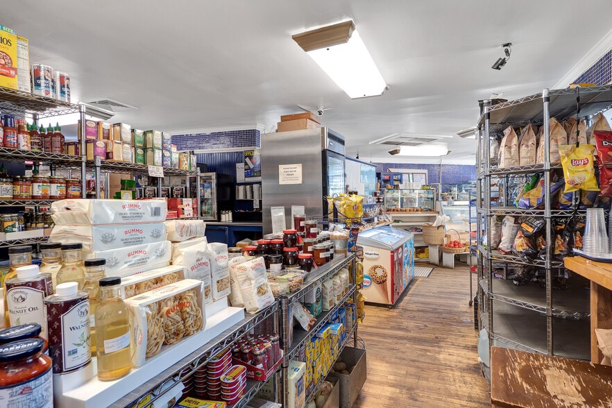 More Photos Of 472 Old Stone Hwy, East Hampton Storefront Retail Residential For Sale