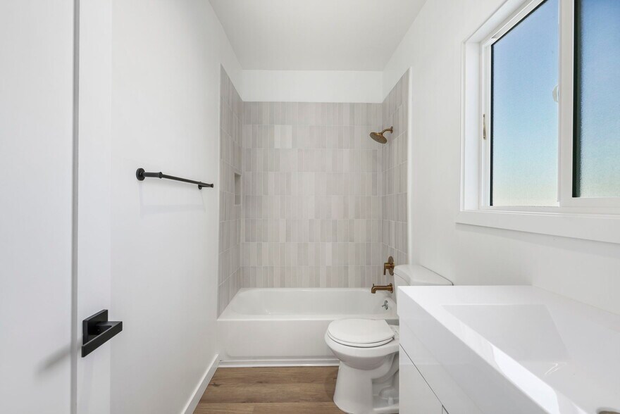 More Photos Of 1827 E 4th St, Long Beach Apartments For Sale