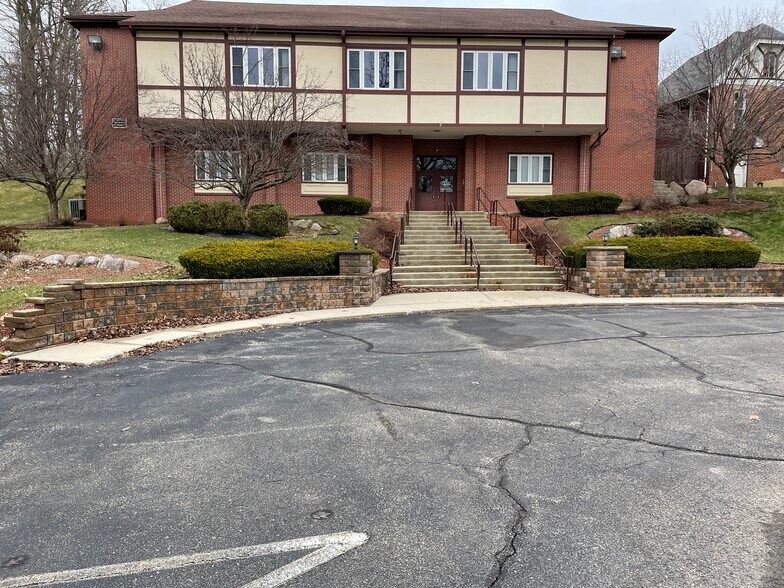 More Photos Of 621 W Oliver St, Owosso Medical For Lease