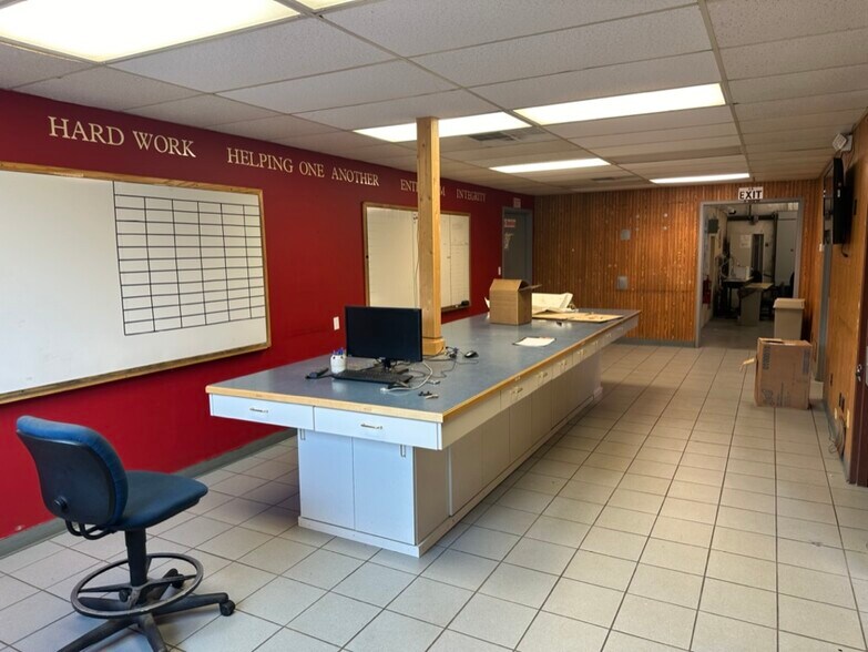 More Photos Of 802 Hickory St, Mahomet Warehouse For Lease