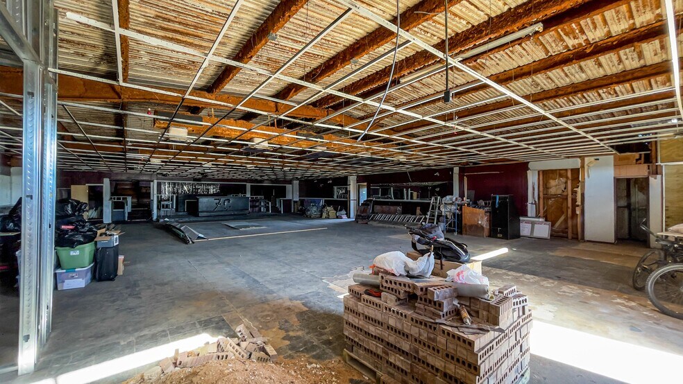 More Photos Of 901 E Johnson St, Waco Service For Sale