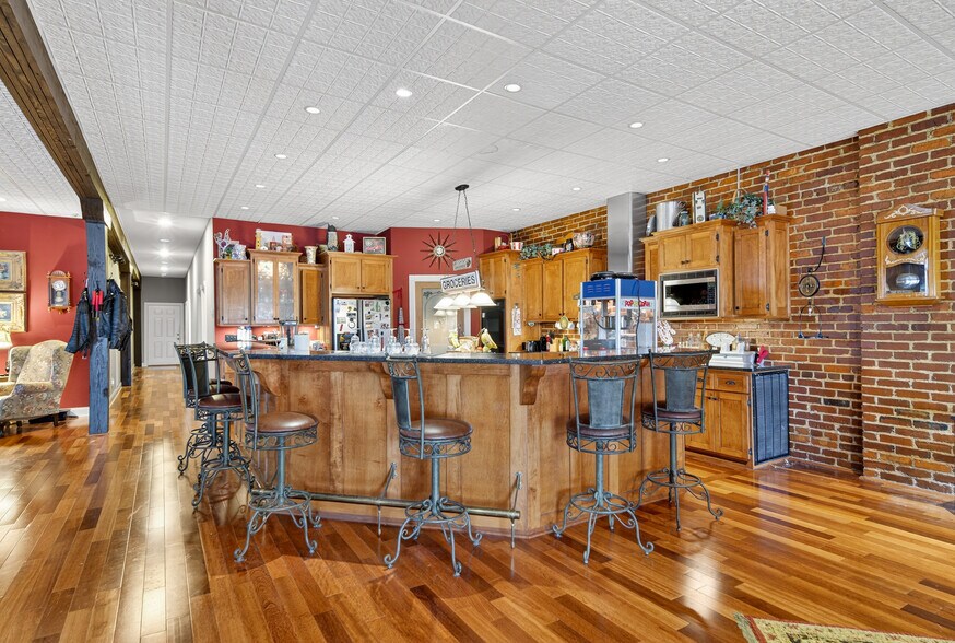 More Photos Of 109 7th Ave E, Springfield Flex For Sale