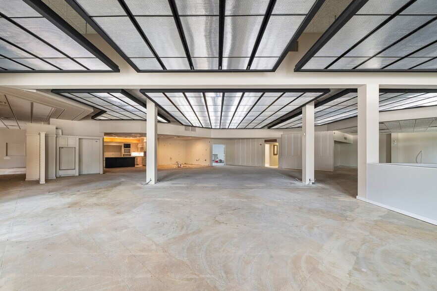 More Photos Of 7705 Quaker Ave, Lubbock Freestanding For Lease