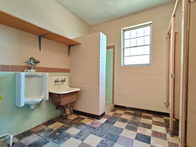 More Photos Of 211 W Walnut Ave, McKenzie General Retail For Lease