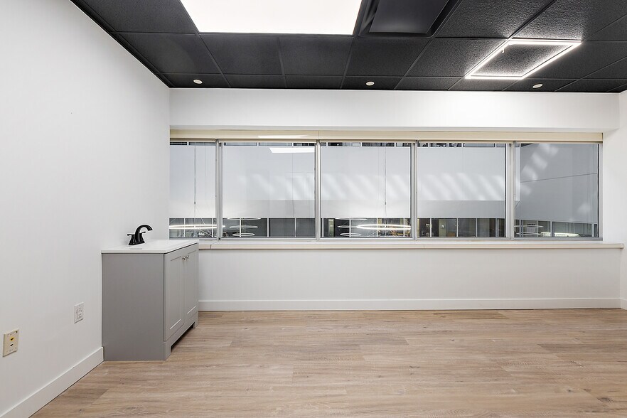 More Photos Of 801-803 W Big Beaver Rd, Troy Office For Lease