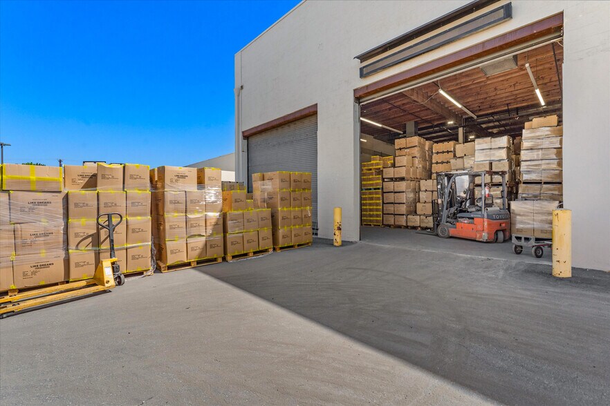 More Photos Of 2001 Saturn St, Monterey Park Light Distribution For Sale