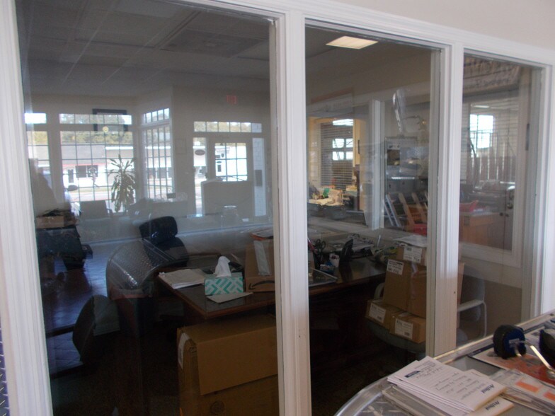 More Photos Of 225 W Hill St, Thomson Industrial For Sale