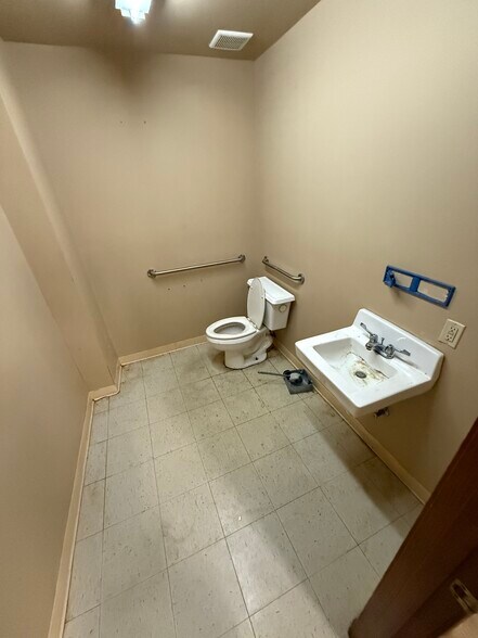 More Photos Of 5484 Cliff Gookin Blvd, Tupelo Flex For Lease