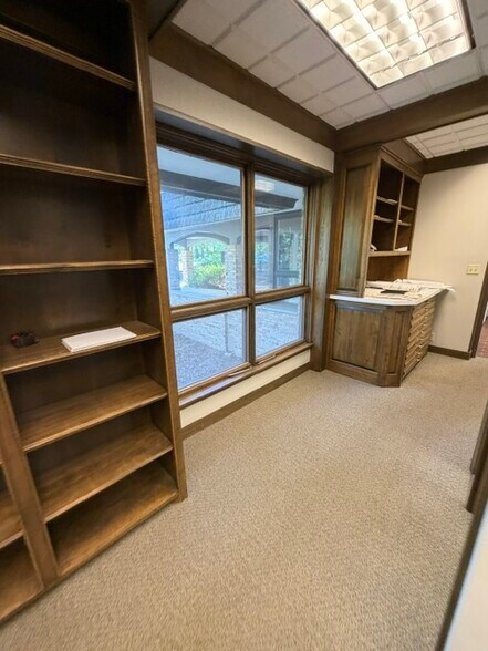 More Photos Of 18340 Minnetonka Blvd, Deephaven Office For Lease