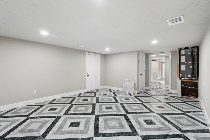 More Photos Of 2920 Golfcrest Blvd, Houston Industrial For Lease