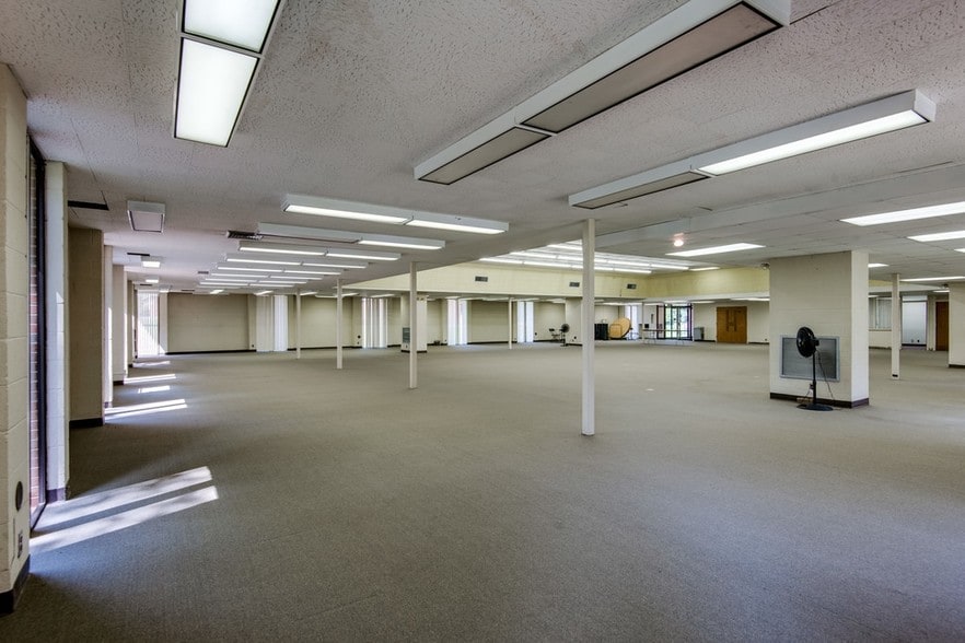 More Photos Of 305 E Hunt St, Dickson Office For Sale