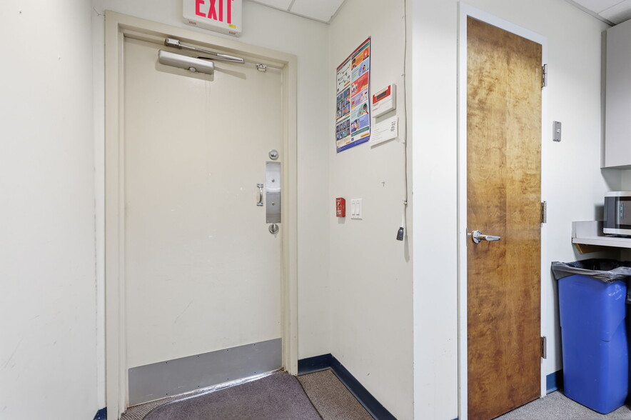 More Photos Of 1568 Woodbourne Rd, Levittown Office For Sale