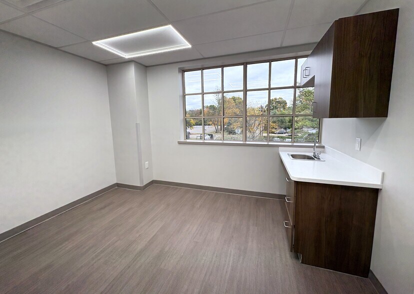 More Photos Of 2620 Kessler Blvd E, Indianapolis Medical For Lease