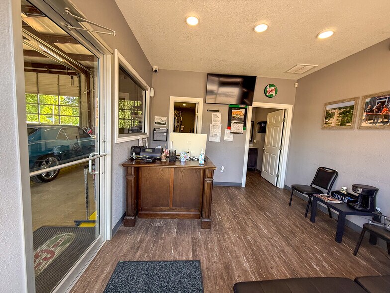More Photos Of 304 E Wilson St, Valliant Office For Sale