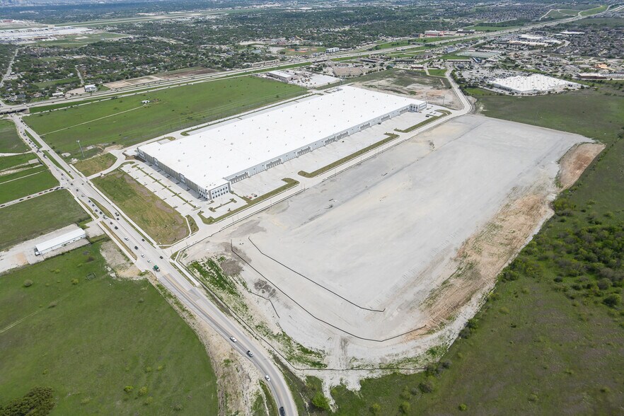 More Photos Of 9449 Silver Creek Rd, Fort Worth Warehouse For Lease