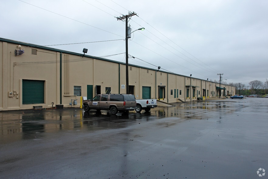 More Photos Of 4061-4081 Powell Ave, Nashville Distribution For Lease