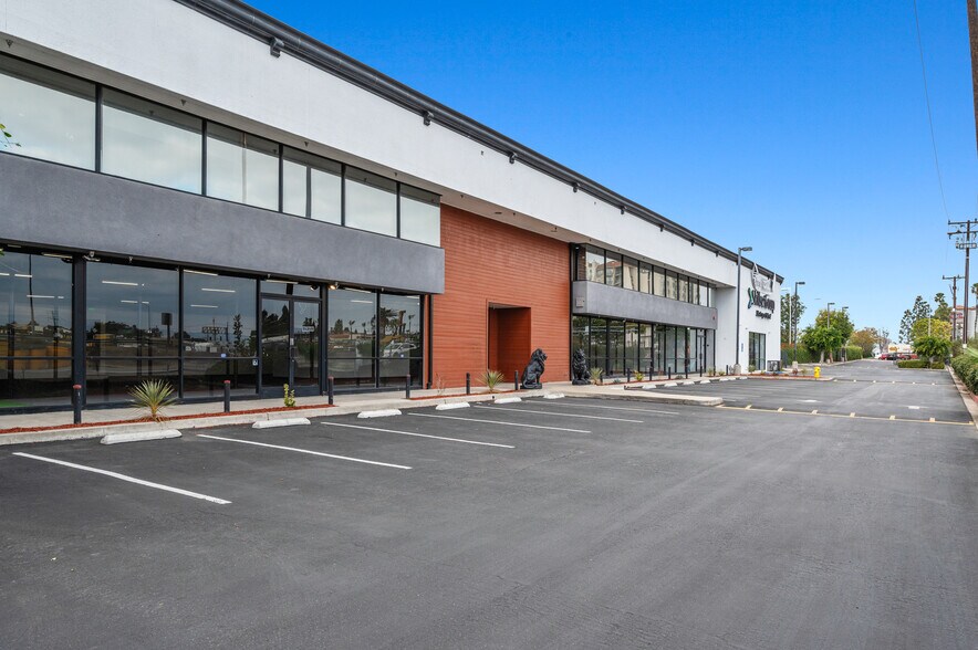 More Photos Of 800 E Dyer Rd, Santa Ana Showroom For Lease