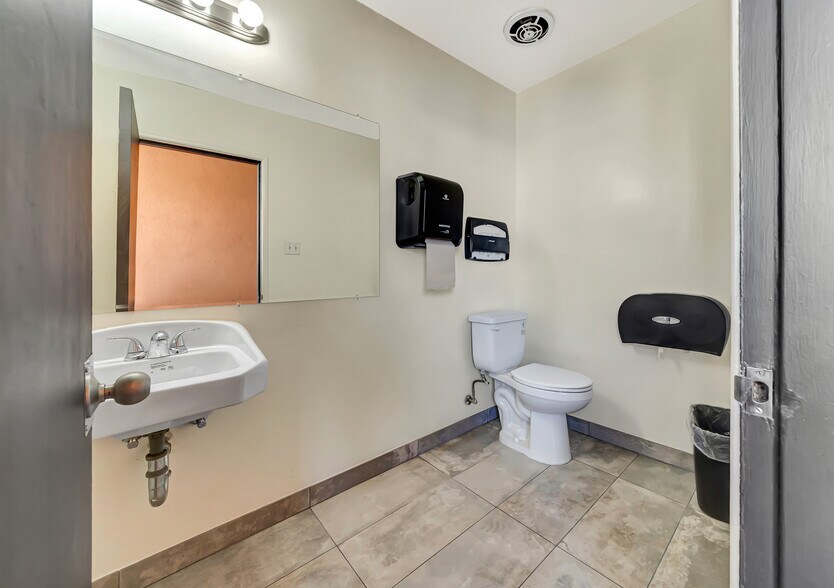 More Photos Of 4914 Lankershim Blvd, North Hollywood Office For Lease