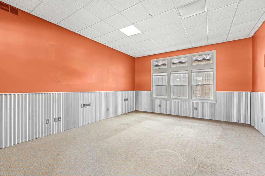 More Photos Of 2601 E 56th St, Indianapolis Light Distribution For Sale