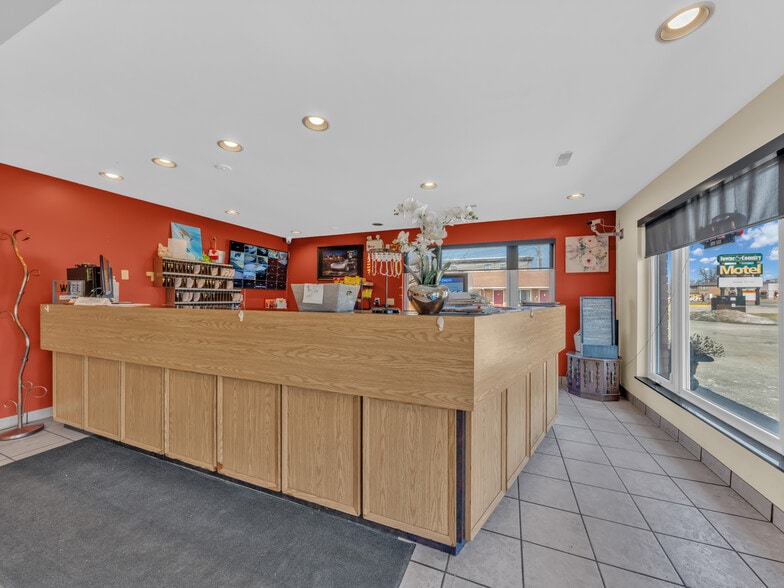 More Photos Of 2889 Howard Av, Windsor Hotel For Sale