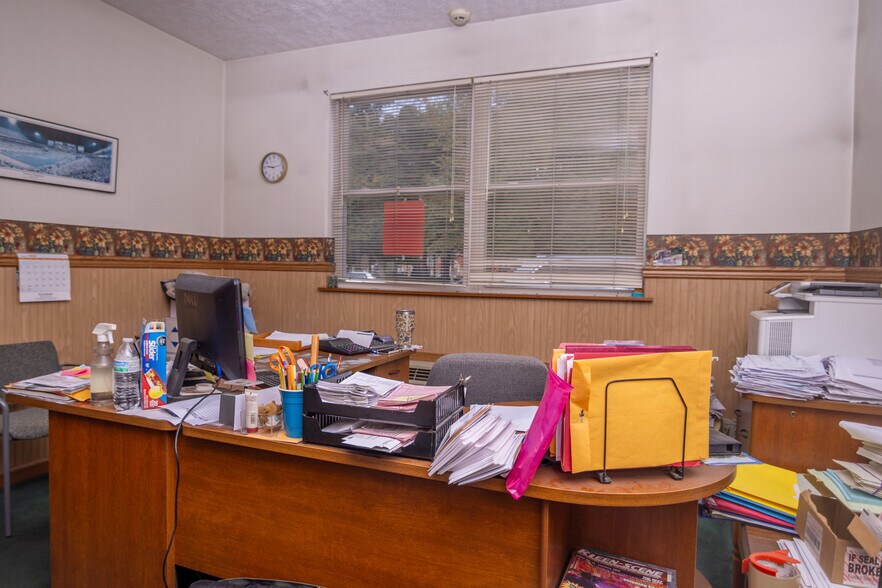 More Photos Of 3470 Belmont St, Bellaire Auto Salvage Facility For Sale