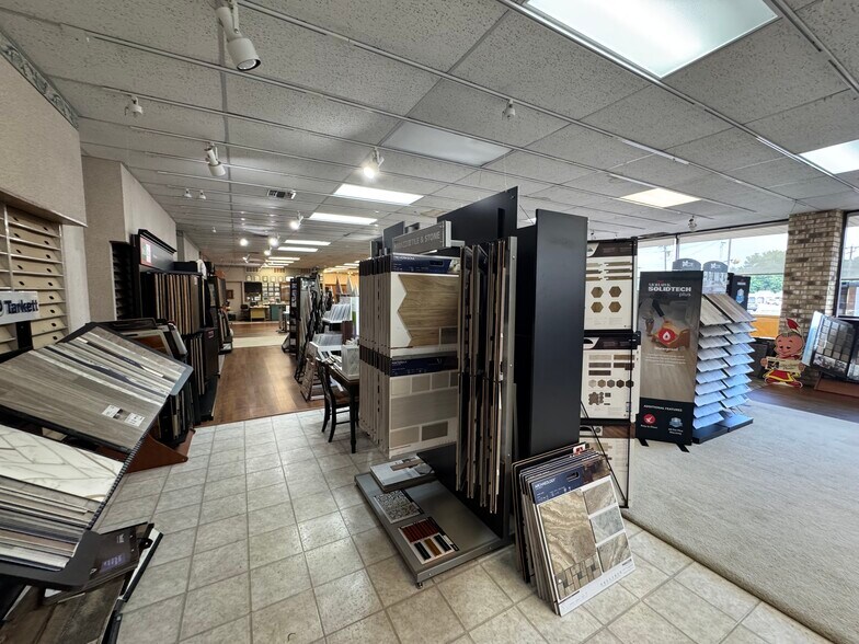 More Photos Of 1900 Crockett Rd, Palestine Storefront For Sale