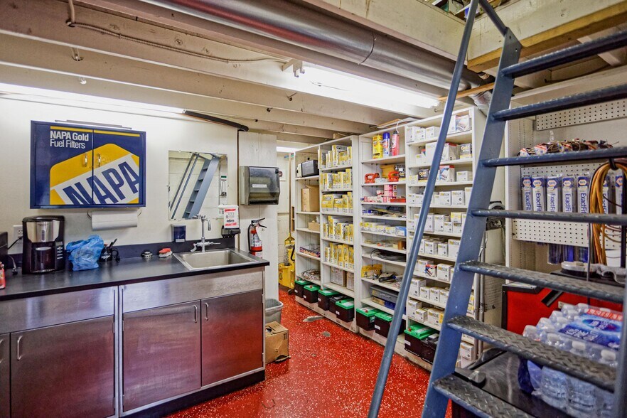 More Photos Of 4373 S Lee Hwy, Natural Bridge Service For Sale