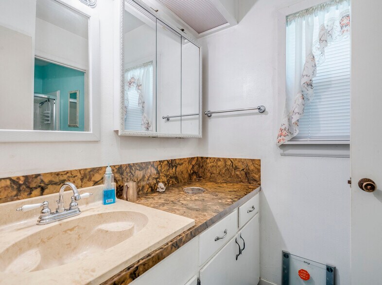 More Photos Of 12900 Lowden Ln, Manchaca Specialty For Lease