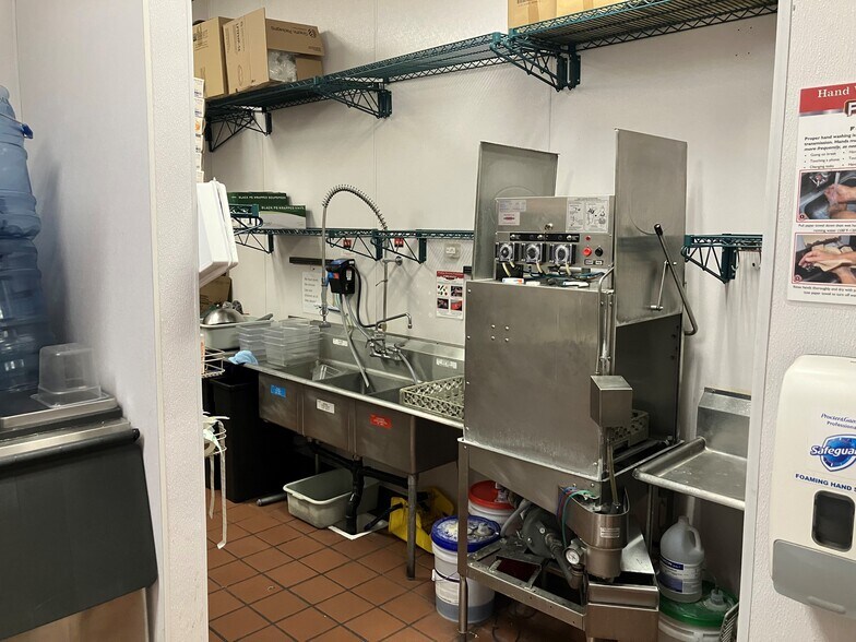 More Photos Of 7808 N Division St, Spokane General Retail For Lease