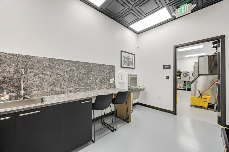 More Photos Of 1626 Piner Rd, Santa Rosa Storefront For Sale