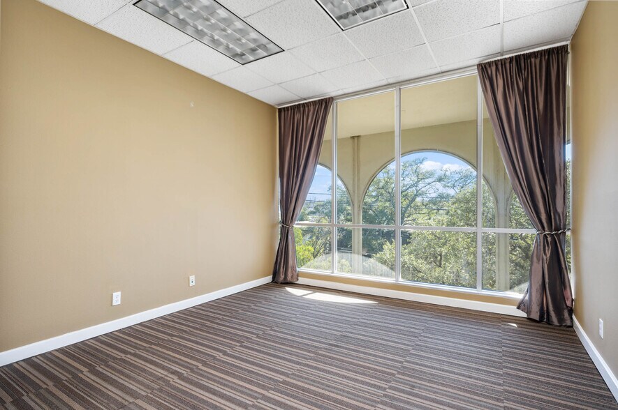 More Photos Of 8100 Broadway St, San Antonio Office For Sale