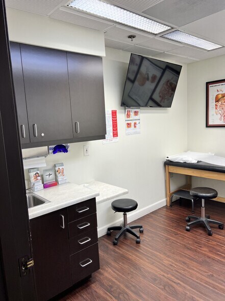 More Photos Of 44215 15th St W, Lancaster Medical For Lease