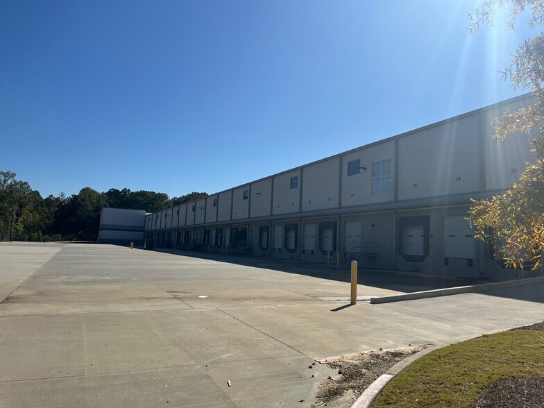 More Photos Of 6525 Mall Blvd, Union City Warehouse For Lease