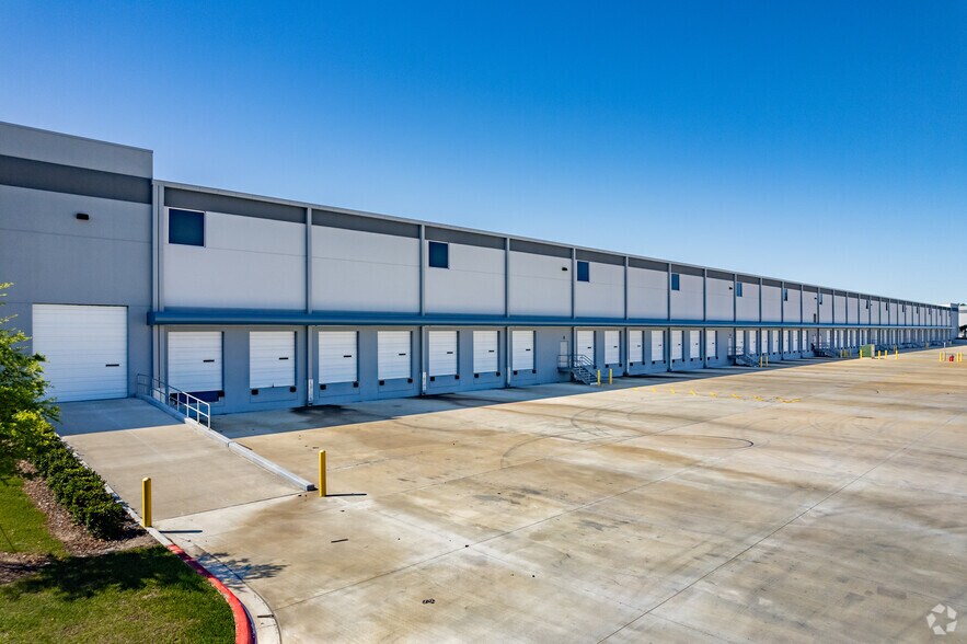 More Photos Of 2440 Peterson Rd, Apopka Distribution For Lease